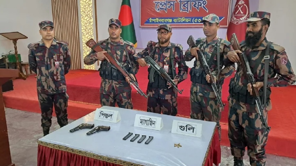 চাঁপাইনবাবগঞ্জে ভারত থেকে আনা পিস্তল-গুলি জব্দ