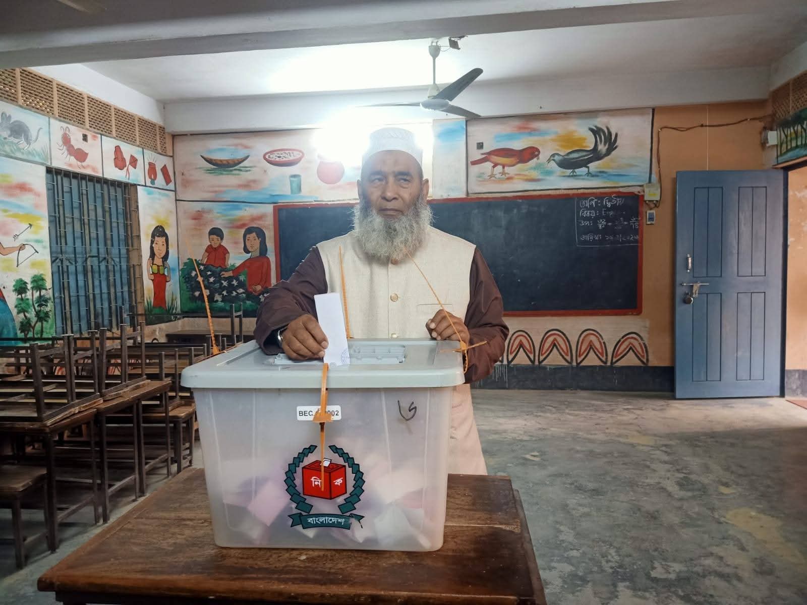 নিজ কেন্দ্রে ভোট দিয়ে বিপুল ভোটে বিজয়ের আশাবাদ ব্যক্ত করলেন মোঃ মুজিবুর রহমান