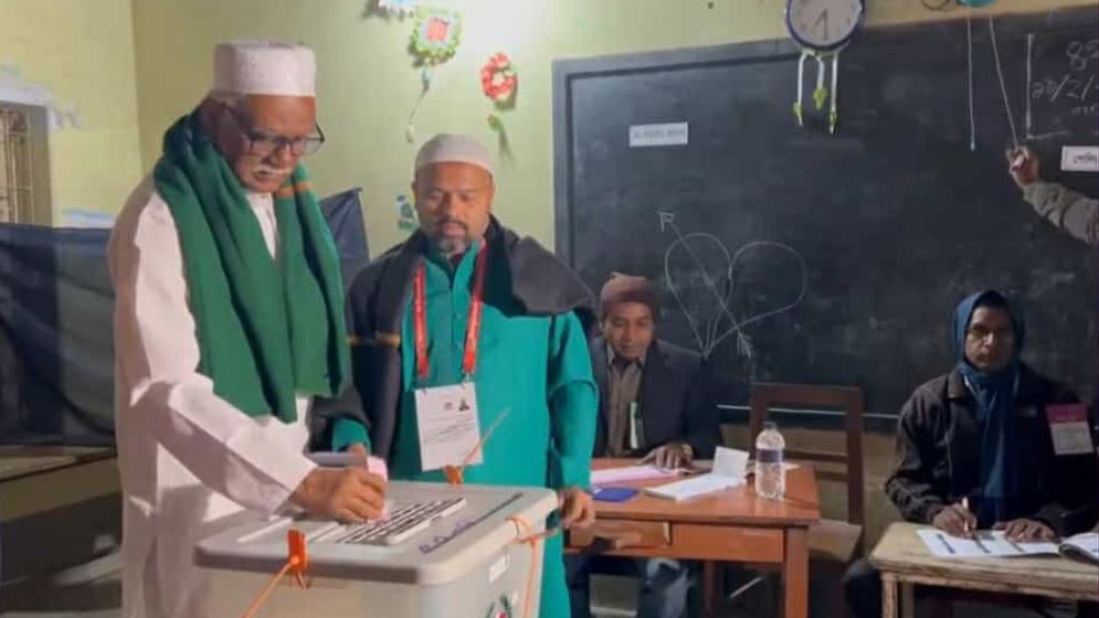 নিজ কেন্দ্রে ভোট দিলেন রাজশাহী-৬ আসনের প্রার্থীরা