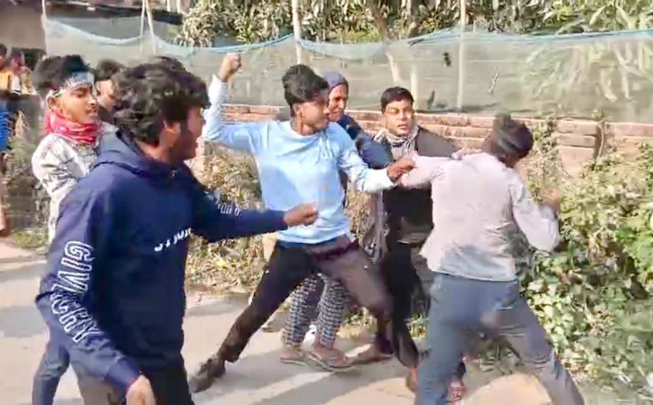 দুর্গাপুরে ভোটকেন্দ্রের সামনে দুই প্রার্থীর সমর্থকদের মধ্যে সংঘর্ষ