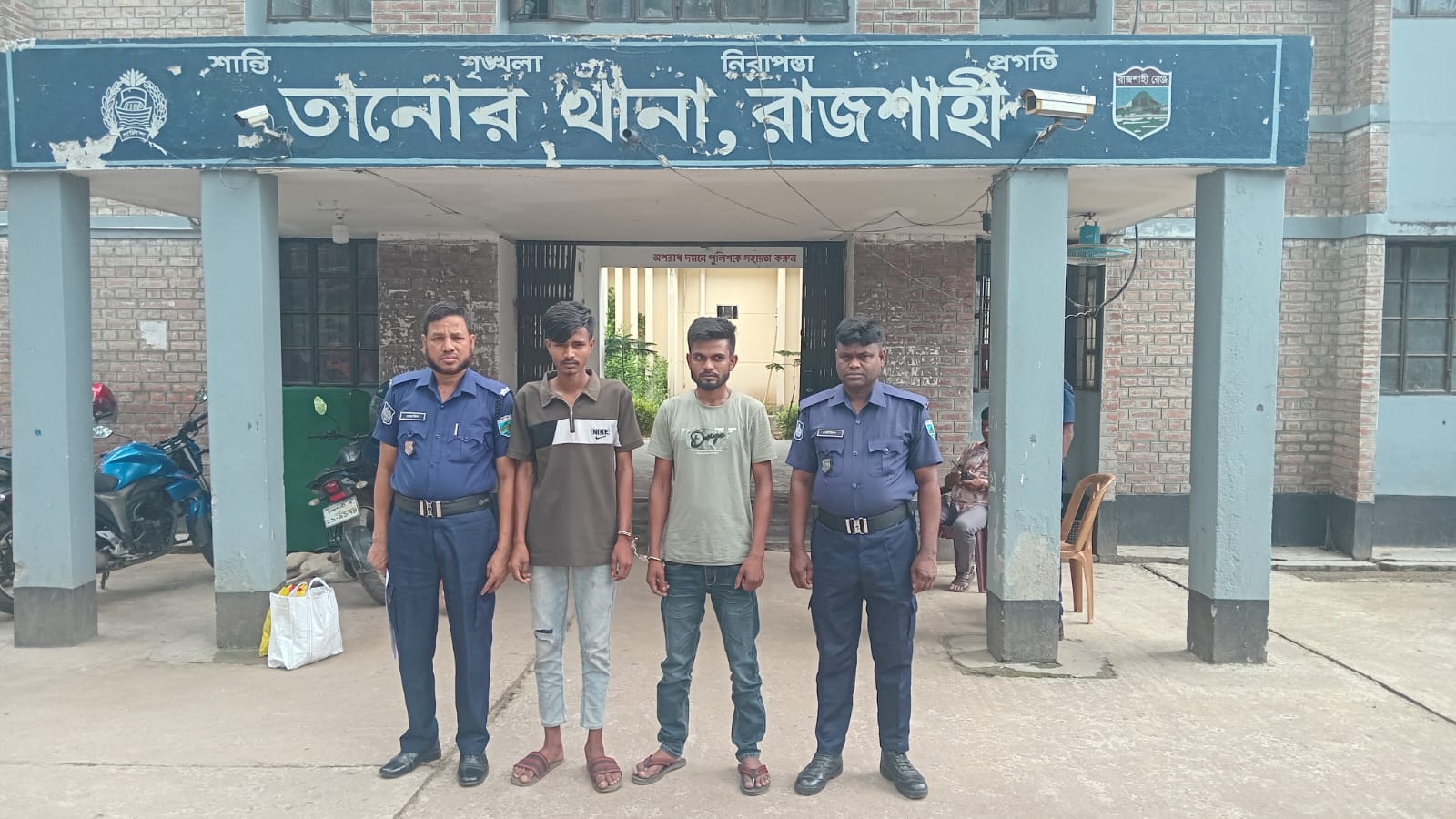 তানোরে পুলিশের অভিযানে চিহ্নিত মাদক ব্যবসায়ীসহ ২জন গ্রেফতার