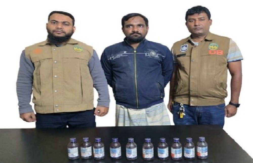 ডিবি’র অভিযানে ১০ বোতল নেশাজাতীয় বেরিকফসহ ১ ব্যক্তি গ্রেপ্তার