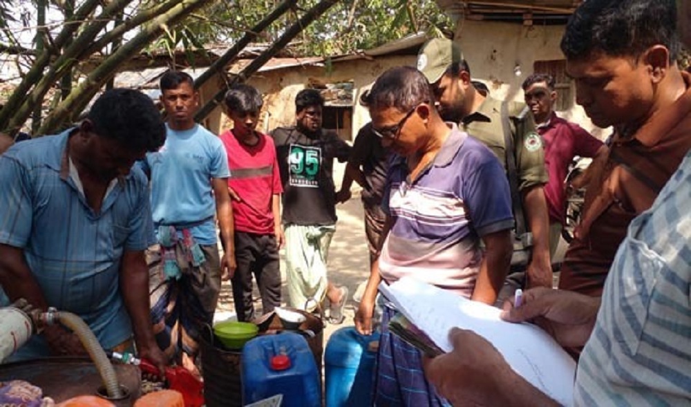 তানোরে অবৈধভাবে বিক্রির সময় ডিজেল ও পেট্রোল জব্দ, জরিমানা
