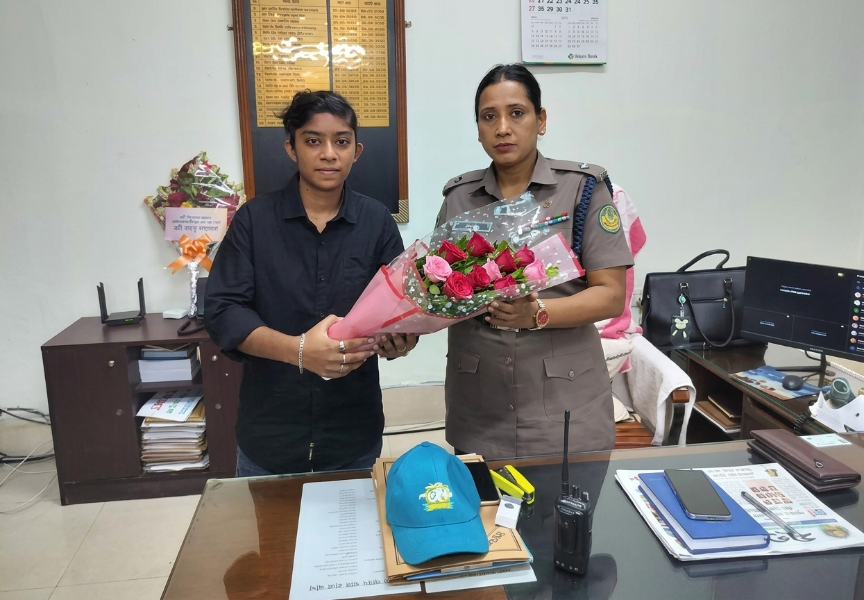 আরএমপির বোয়ালিয়া মডেল থানার প্রথম নারী ওসি মাসুমা মুস্তারীকে ফুলেল শুভেচ্ছা