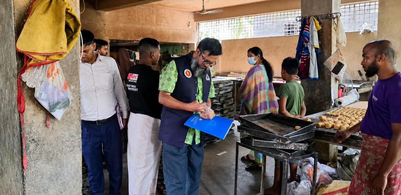রাজশাহীতে লাইভ বেকারীসহ ৩ প্রতিষ্ঠানকে ৪২ হাজার টাকা জরিমানা