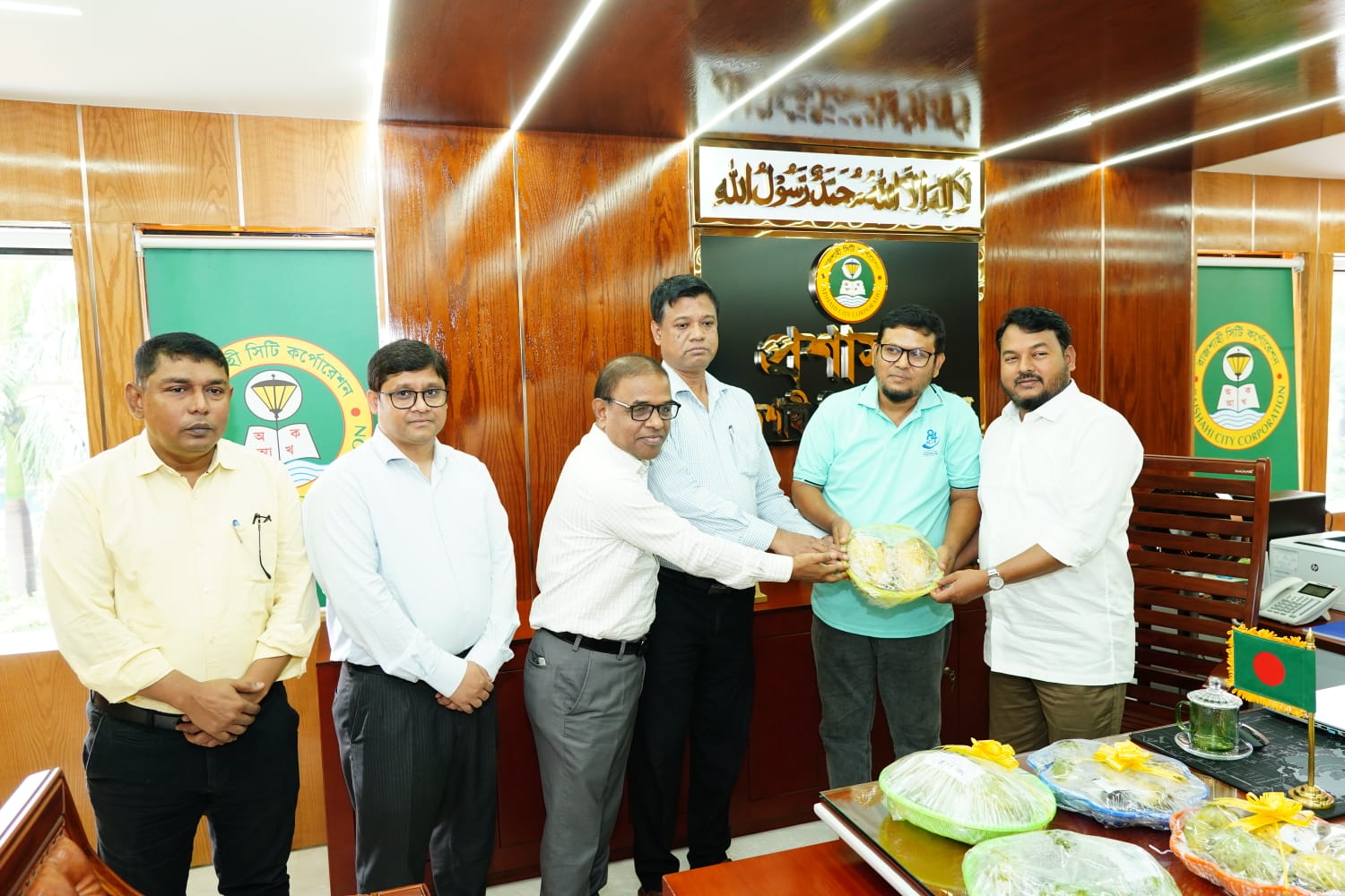 রাসিক প্রশাসক মহোদয়কে বিভিন্ন  প্রজাতির আম উপহার প্রদান