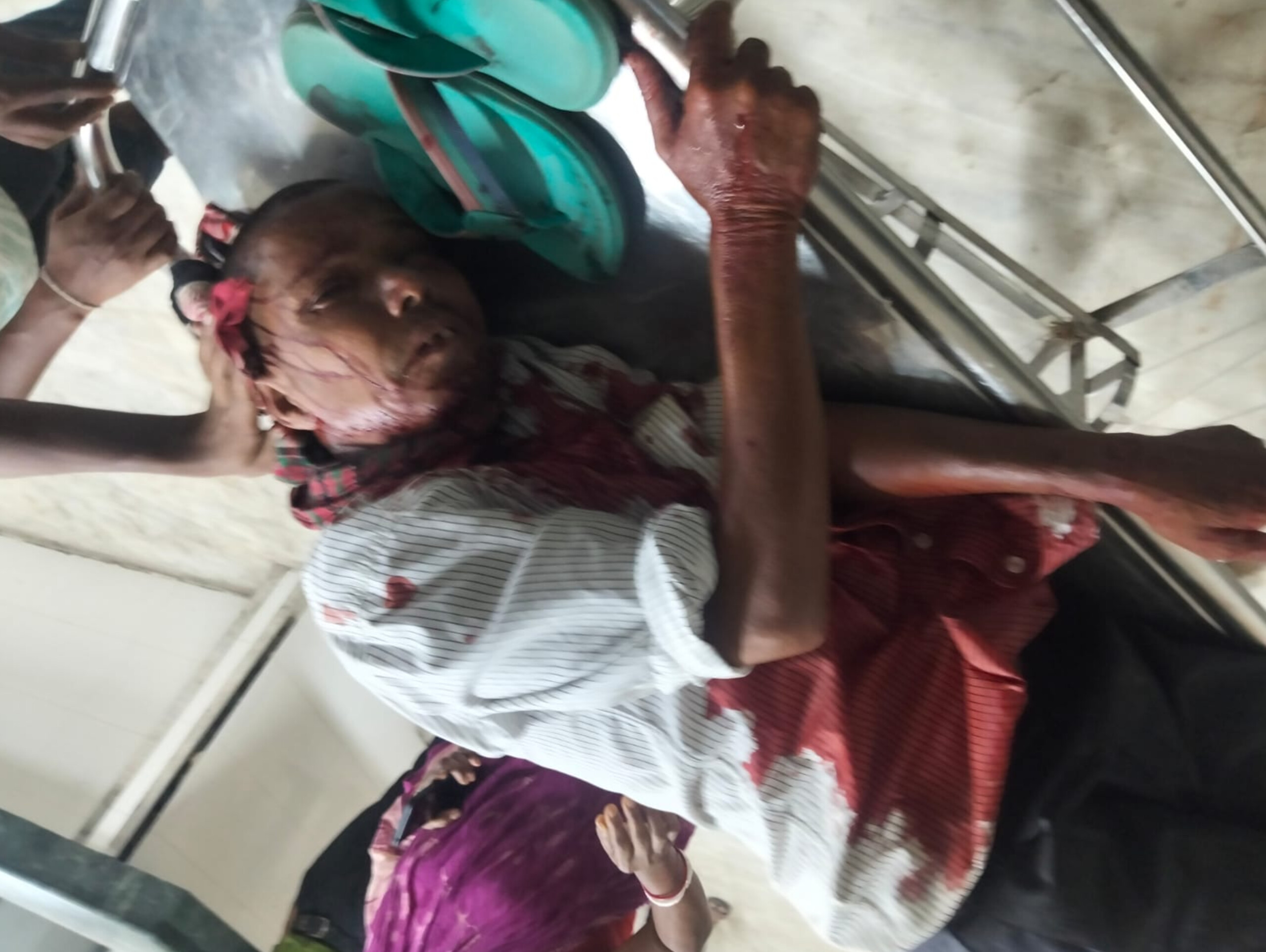 রাজশাহীতে ভাড়া নিয়ে বিরোধ, রিকশাচালক রামেকে ভর্তি