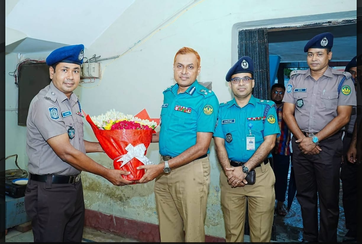 আইনশৃঙ্খলা পরিস্থিতি ও দাপ্তরিক কাজ পর্যালোচনায় রাজপাড়া থানায় কমিশনার ফয়েজুল কবির