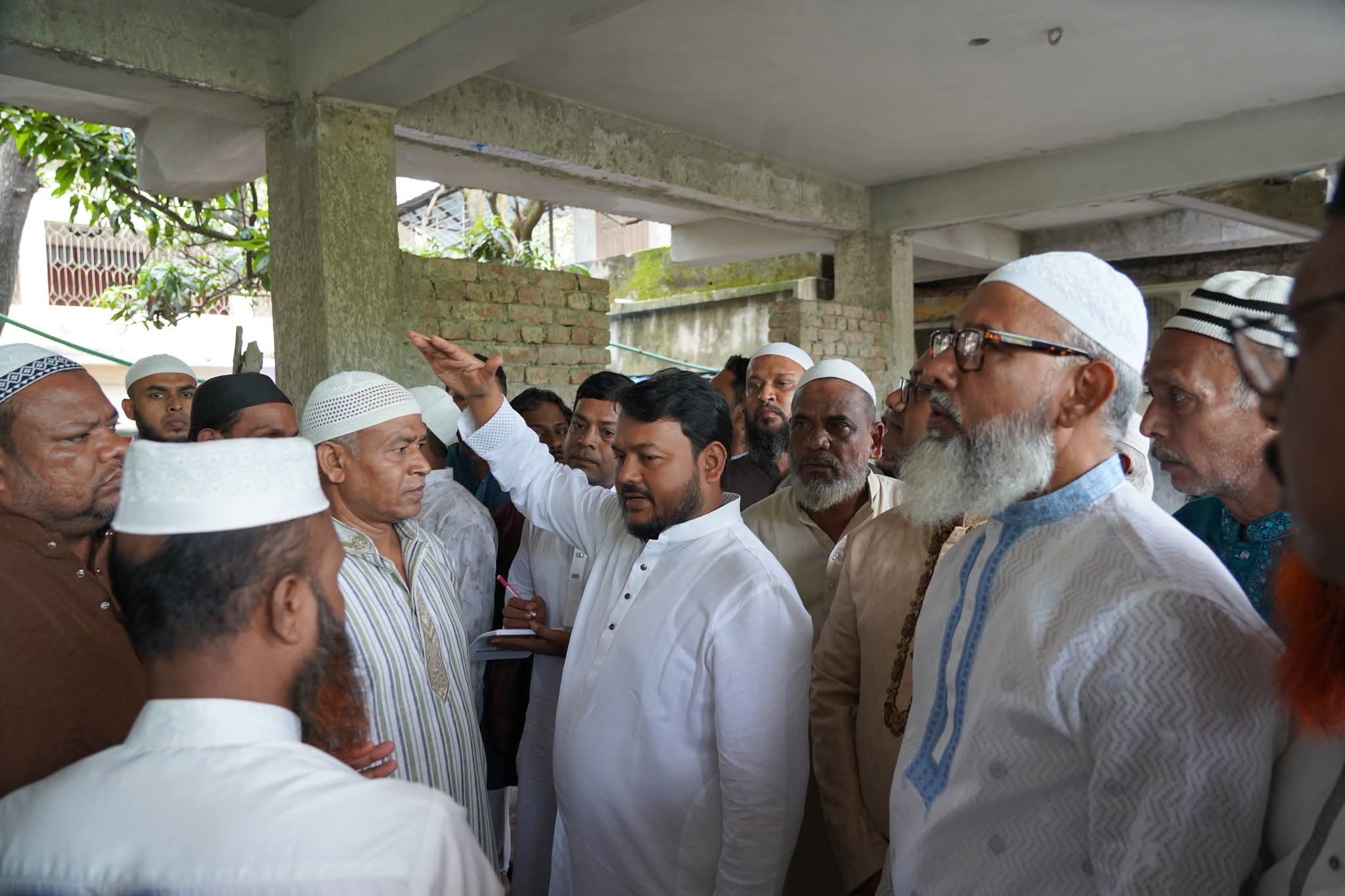 আসাম কলোনীতে উন্নয়ন কার্যক্রম পরিদর্শন করলেন রাসিক প্রশাসক মাহফুজুর রহমান রিটন