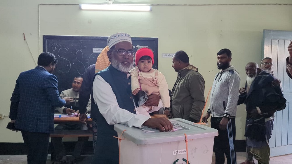 নাতনিকে সঙ্গে নিয়ে ভোট দিলেন রাজশাহী-৩ আসনের জামায়াত প্রার্থী আবুল কালাম আজাদ