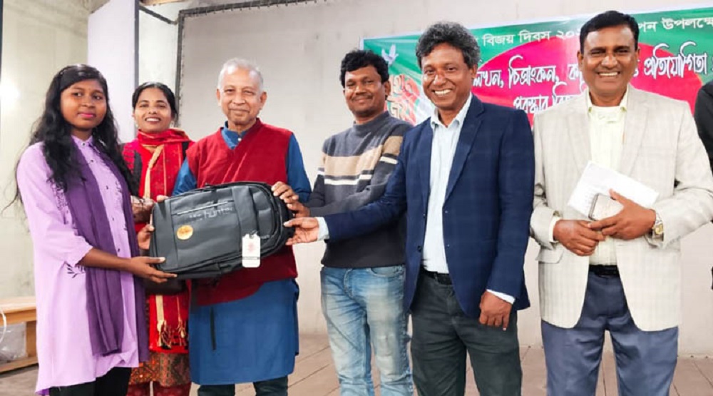 রাজশাহীতে আদিবাসী শিক্ষার্থীদের সৃজনশীলতায় বিজয়ের চেতনা