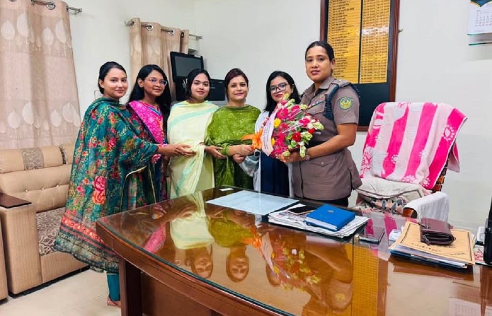 বোয়ালিয়া মডেল থানার নারী ওসিকে ফুলেল শুভেচ্ছা জানাল খুশির হাট ও হাউস অব বিউটি ব্লুম
