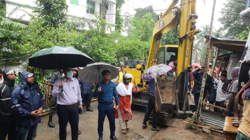 রাজশাহীতে শহর রক্ষা বাঁধ দখলমুক্ত করতে উচ্ছেদ অভিযান শুরু