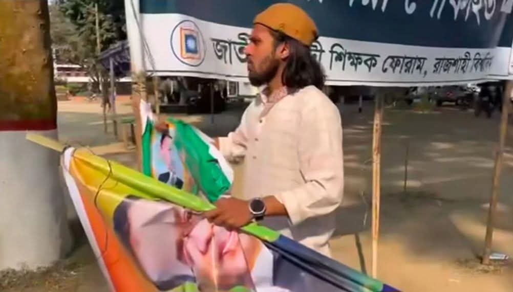 তারেক রহমানকে শুভেচ্ছা জানানো ব্যানার ছিঁড়ে ফেলেছেন আম্মার