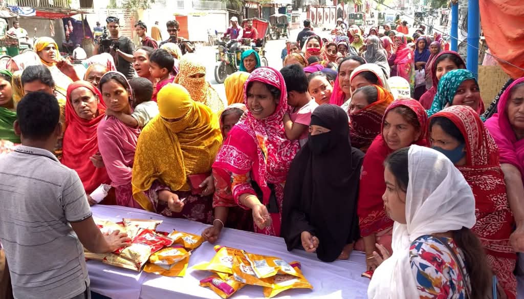 রাজশাহীতে ৫ টাকায় ‘ঈদ খুশির হাট’, সুবিধাবঞ্চিতদের মুখে ফুটল হাসি