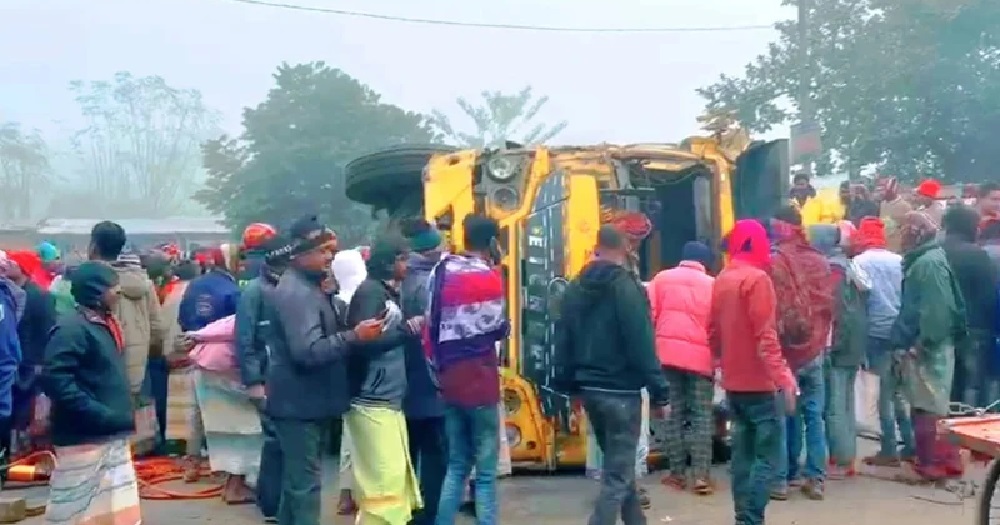 বাজারে বালুবোঝাই ট্রাক উল্টে নিহত ৪, আহত অন্তত ১৫
