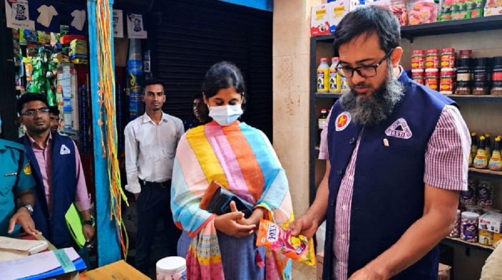 রাজশাহীতে অবৈধ বিদেশি চকলেট বিক্রিতে জরিমানা