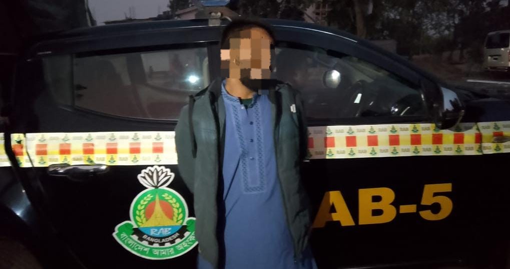 র‍্যাব পরিচয়ে ৫ লক্ষ টাকা আত্মসাৎ: গোদাগাড়ী থেকে মূলহোতা মারুফ গ্রেফতার
