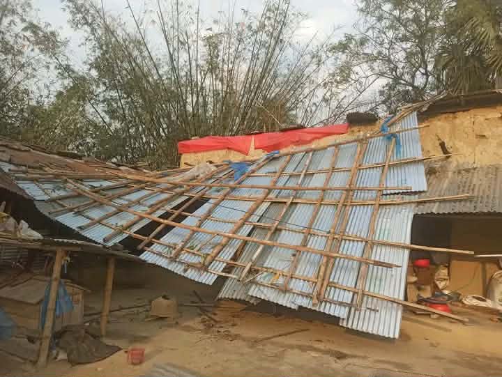 নিয়ামতপুরে কালবৈশাখী ঝড়ে ২৪ ঘণ্টা বিদ্যুৎ সরবরাহ বন্ধ, বাড়ি-ঘর-ফসলের ক্ষতি