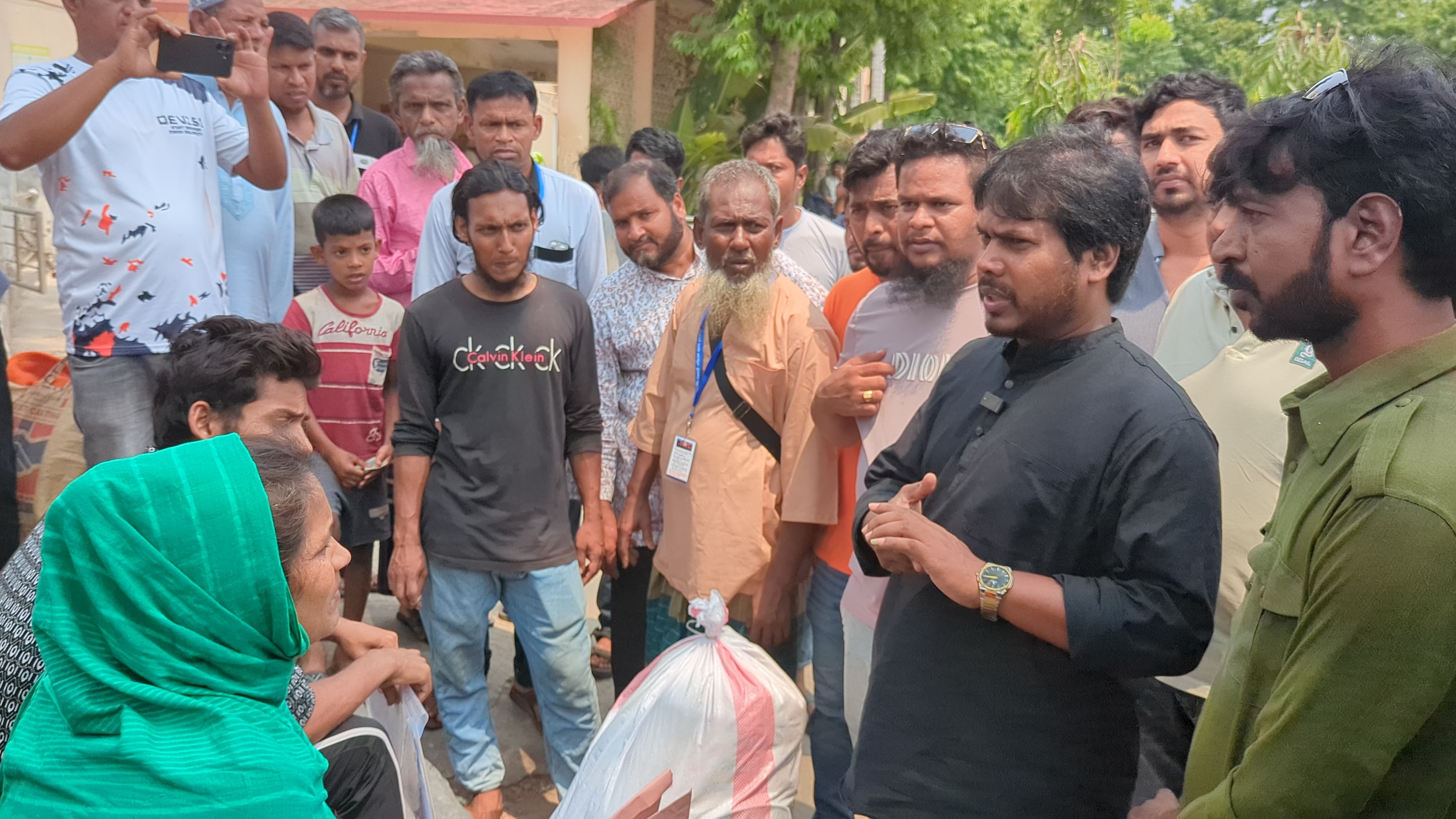 “লাশ নিয়ে ব্যবসা নয়” রাজশাহীতে ফ্রি অ্যাম্বুলেন্স সেবা চালু করছেন রবি