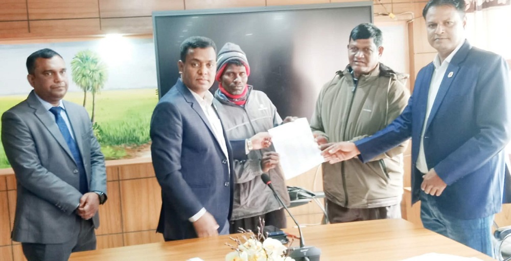 নাচোলে বড়দিন উপলক্ষে গির্জা প্রধানদের মাঝে সরকারি বরাদ্দপত্র বিতরণ