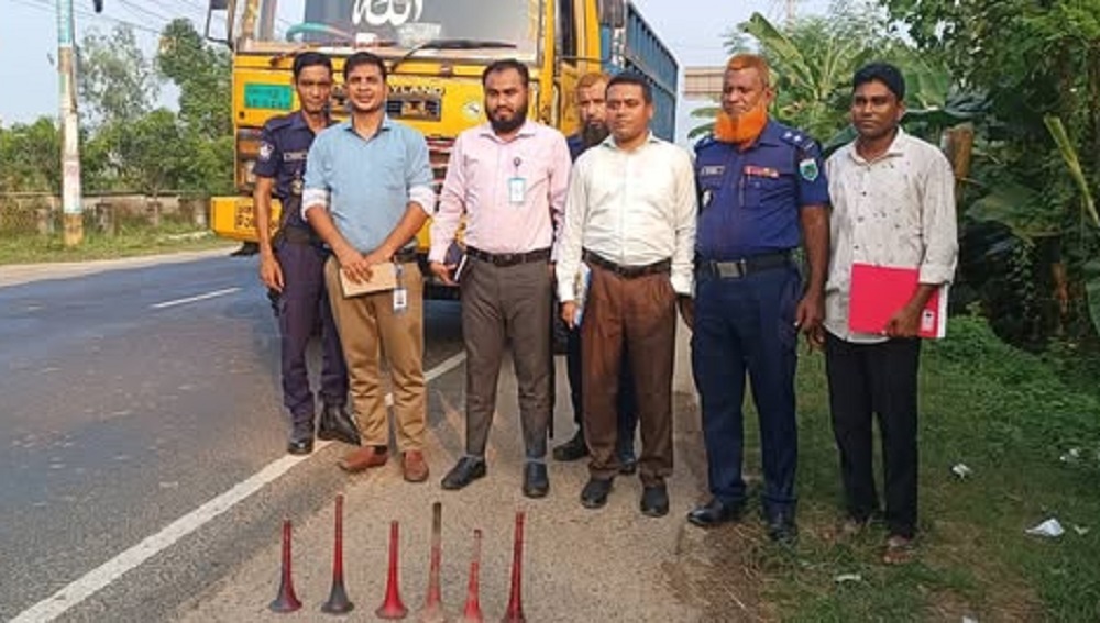 নওগাঁয় শব্দদূষণবিরোধী মোবাইল কোর্ট, ৩ চালককে জরিমানা ও হর্ন ধ্বংস