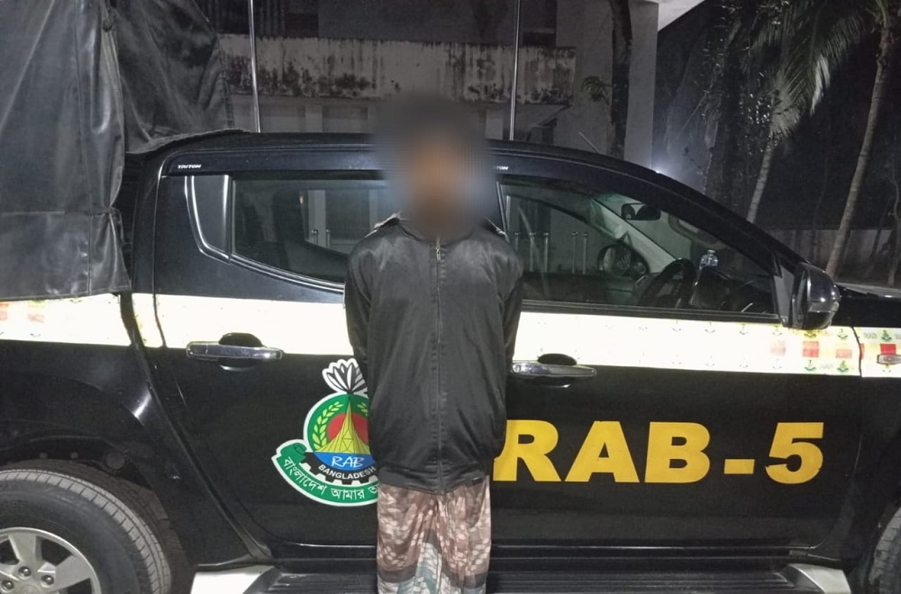 রাজশাহীর দুর্গাপুরে অবৈধ ও প্রাণঘাতী অ্যালকোহলসহ আমিনুল নামের এক মাদক কারবারি র‍্যাবের হাতে আটক