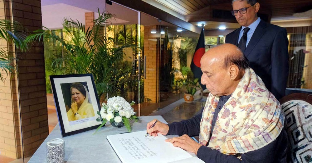 দিল্লিতে বাংলাদেশ হাইকমিশনে রাজনাথ সিংয়ের শ্রদ্ধা, শোকবইয়ে স্বাক্ষর