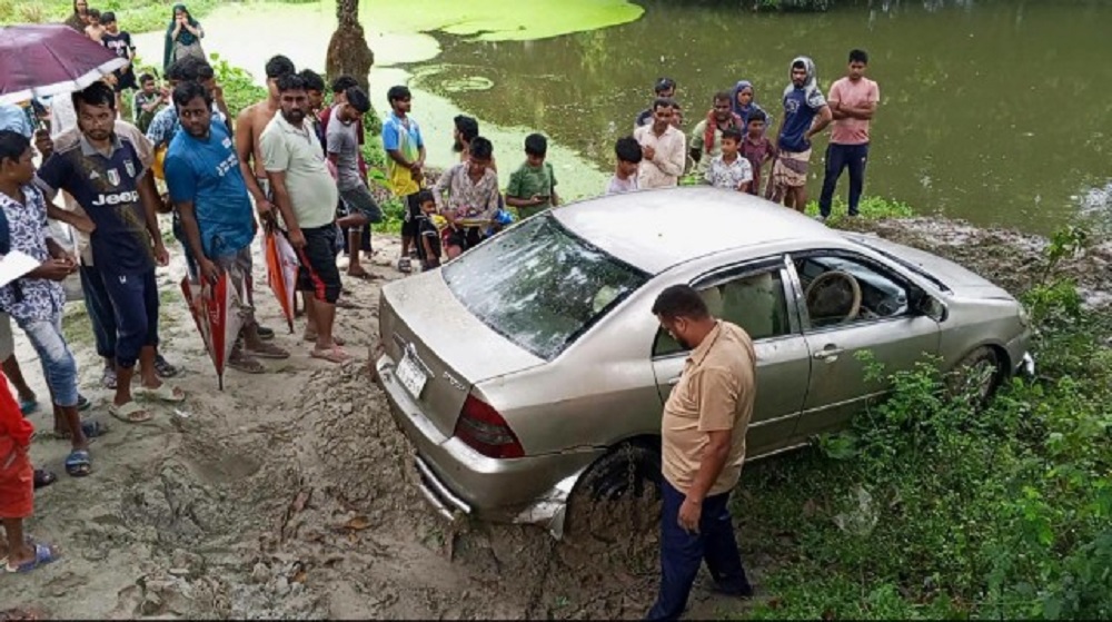 রাজশাহীতে নিয়ন্ত্রণ হারিয়ে খাদের পানিতে প্রাইভেট কার, উদ্ধার করল ফায়ার সার্ভিস
