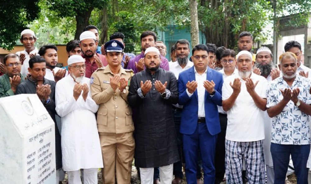 রাজশাহীতে শহীদ সাকিব আনজুমের কবর জিয়ারত করলেন প্রশাসনের শীর্ষ কর্তারা