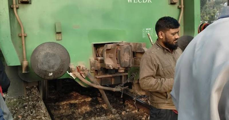 সরদহ ষ্টেশনে বগি বিচ্ছিন্ন, চলন্ত অবস্থায় এগিয়ে গেল ট্রেনের ইঞ্জিন