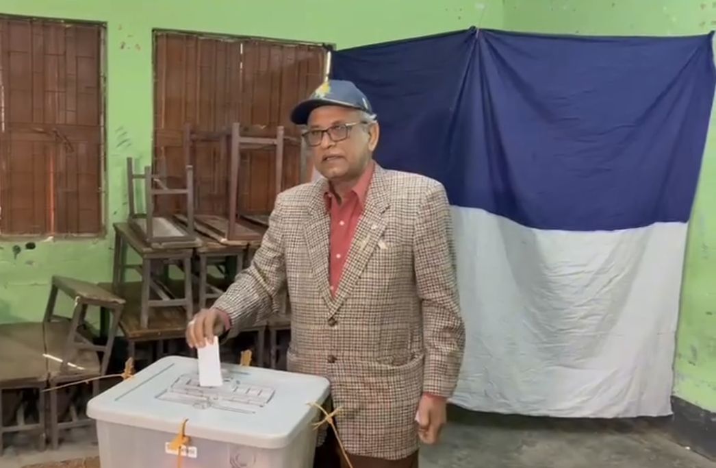 সপরিবারে ভোট দিলেন বিএনপি প্রার্থী মেজর জেনারেল (অব.) শরীফ উদ্দীন