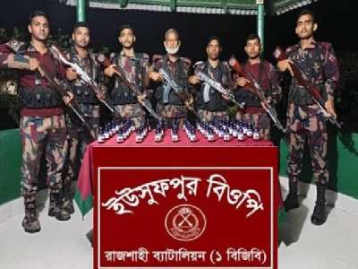 রাজশাহী সীমান্তে বিজিবির পৃথক অভিযানে ভারতীয় মদ ও সিরাপ জব্দ