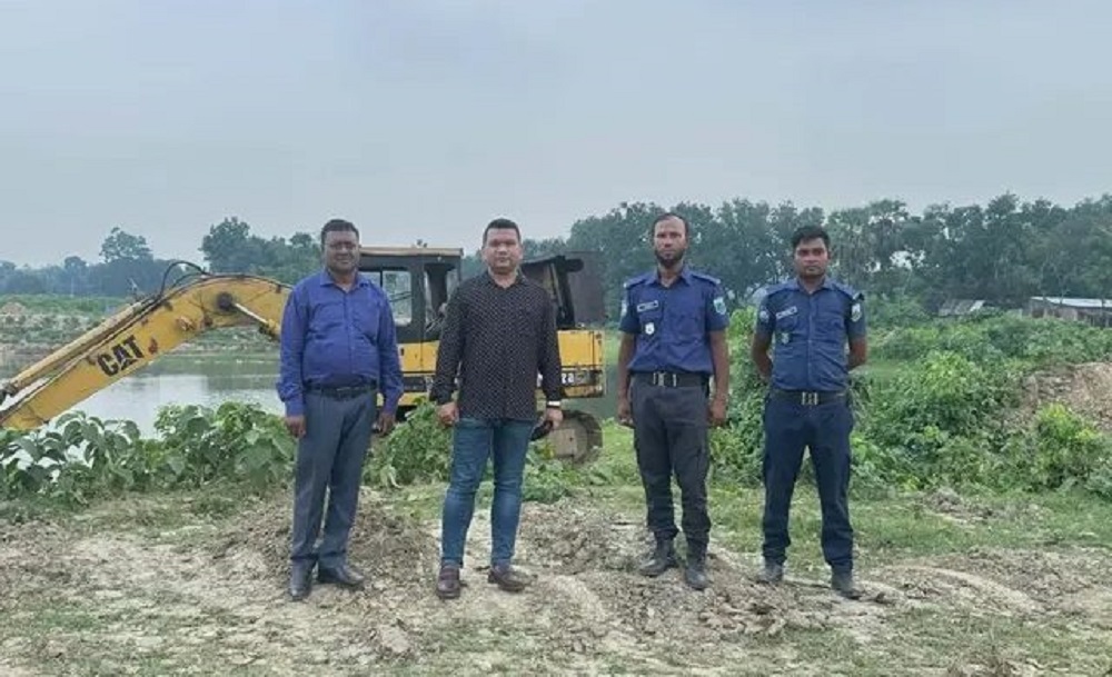বাগমারায় অবৈধ পুকুর খননের বিরুদ্ধে ভ্রাম্যমাণ আদালতের অভিযানে আটক ২