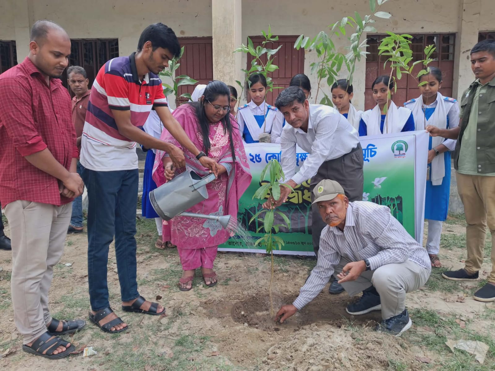 তানোরে শিক্ষা প্রতিষ্ঠানসহ বিভিন্ন স্থানে বৃক্ষরোপণ কর্মসূচির উদ্বোধন