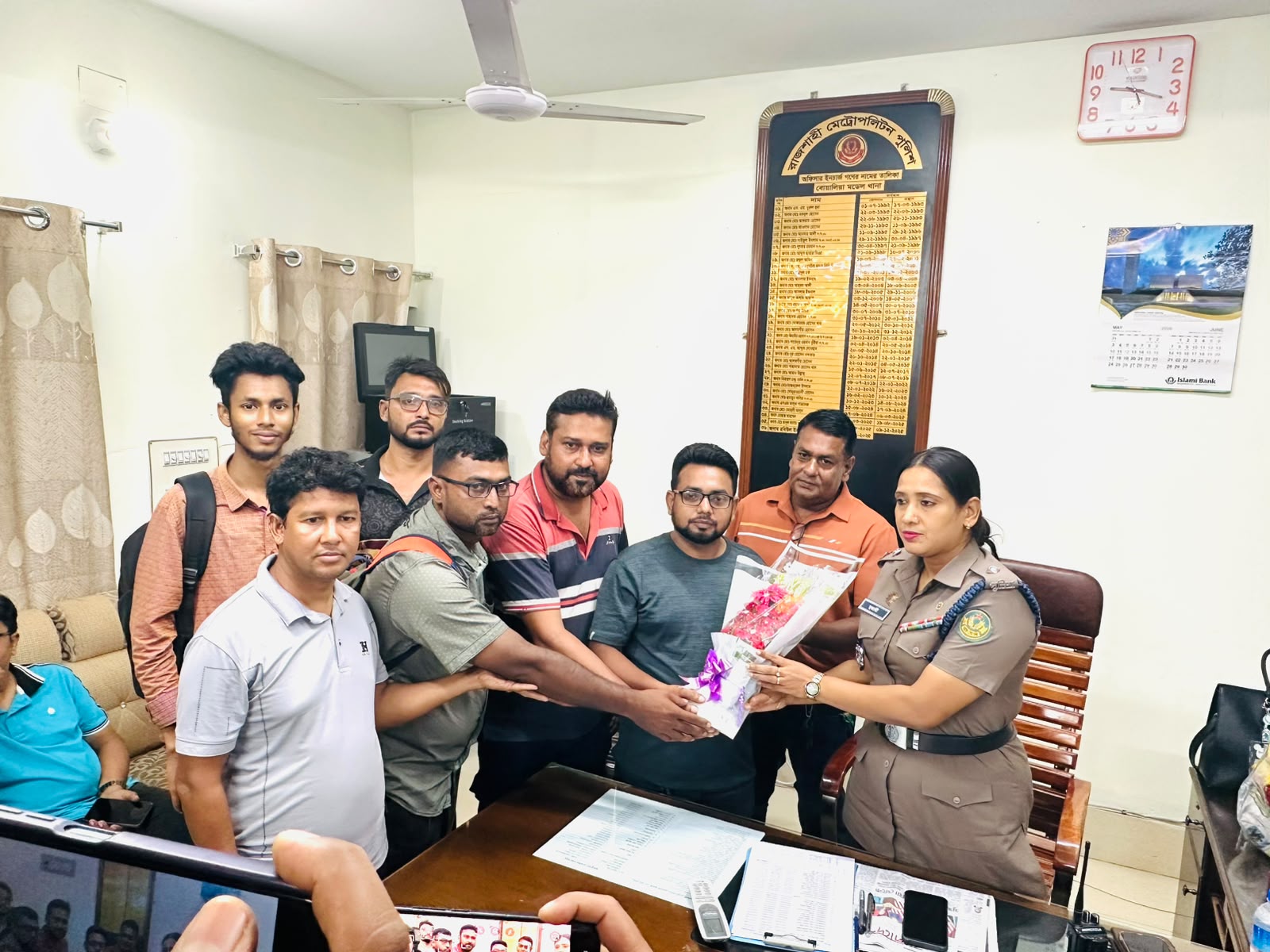 রাজশাহী প্রেসক্লাবের ফুলেল শুভেচ্ছায় সিক্ত বোয়ালিয়া মডেল থানার নতুন ওসি মাছুমা মুস্তারী