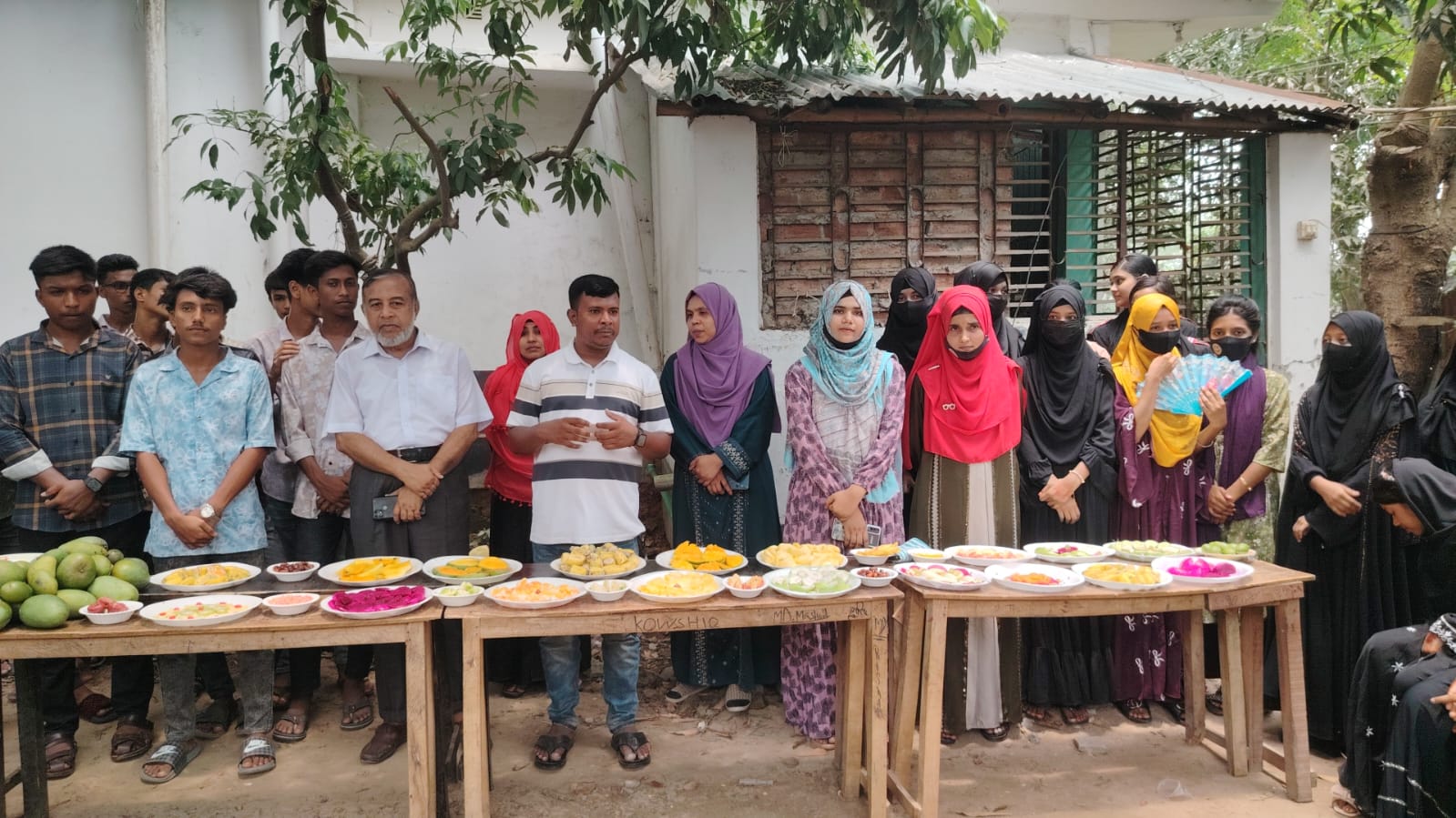তানোরে অর্কিড স্কুল এন্ড কলেজে ফল উৎসব অনুষ্ঠিত