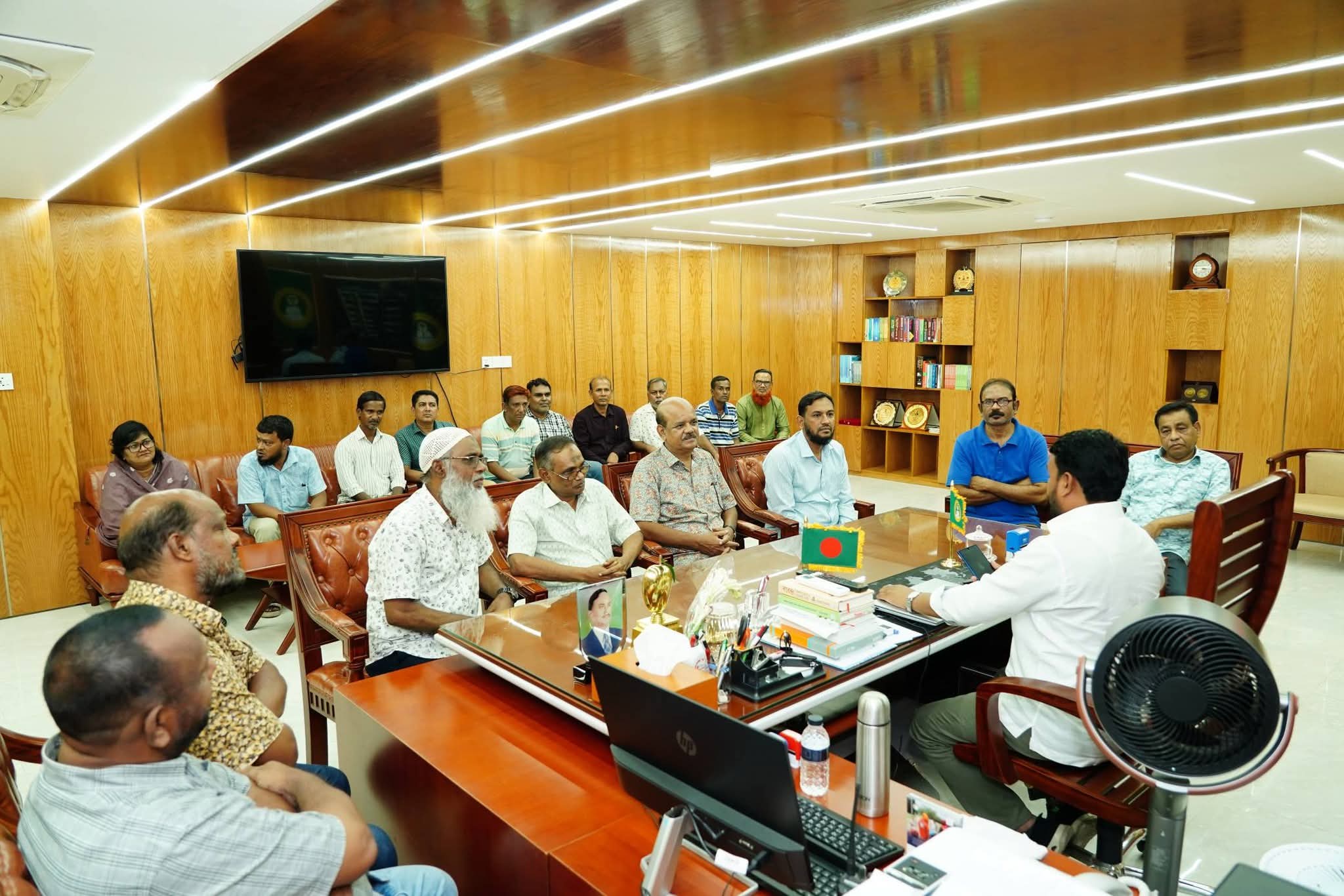 রাসিক প্রশাসকের সঙ্গে কর্মচারী ইউনিয়নের নেতৃবৃন্দের সৌজন্য সাক্ষাৎ