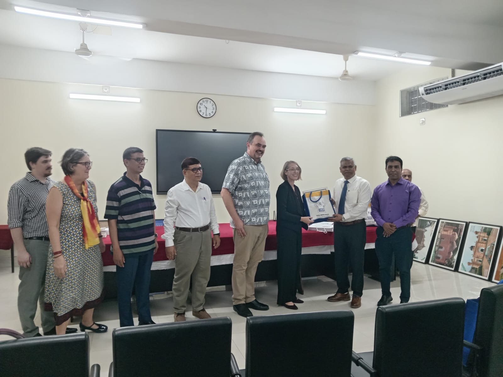 বরেন্দ্র গবেষণা জাদুঘর পরিদর্শন করলেন ঢাকায় নিযুক্ত মার্কিন রাষ্ট্রদূত টি. ক্রিস্টেনসেন