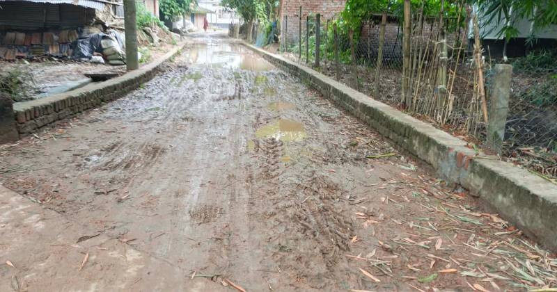 কাজের নামে খোয়া বিছিয়ে উধাও ঠিকাদার
