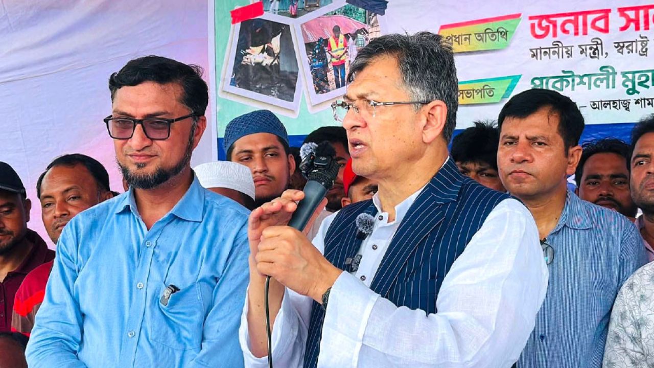 দুর্যোগ থেকে উপকূলীয় এলাকাকে রক্ষা করতে বেড়িবাঁধ নির্মাণ করবে সরকার: স্বরাষ্ট্রমন্ত্রী