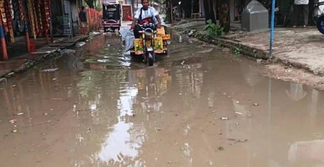 সামান্য বৃষ্টিতেই তানোর পৌর সদরের স্কুল সড়কে হাঁটু পানি