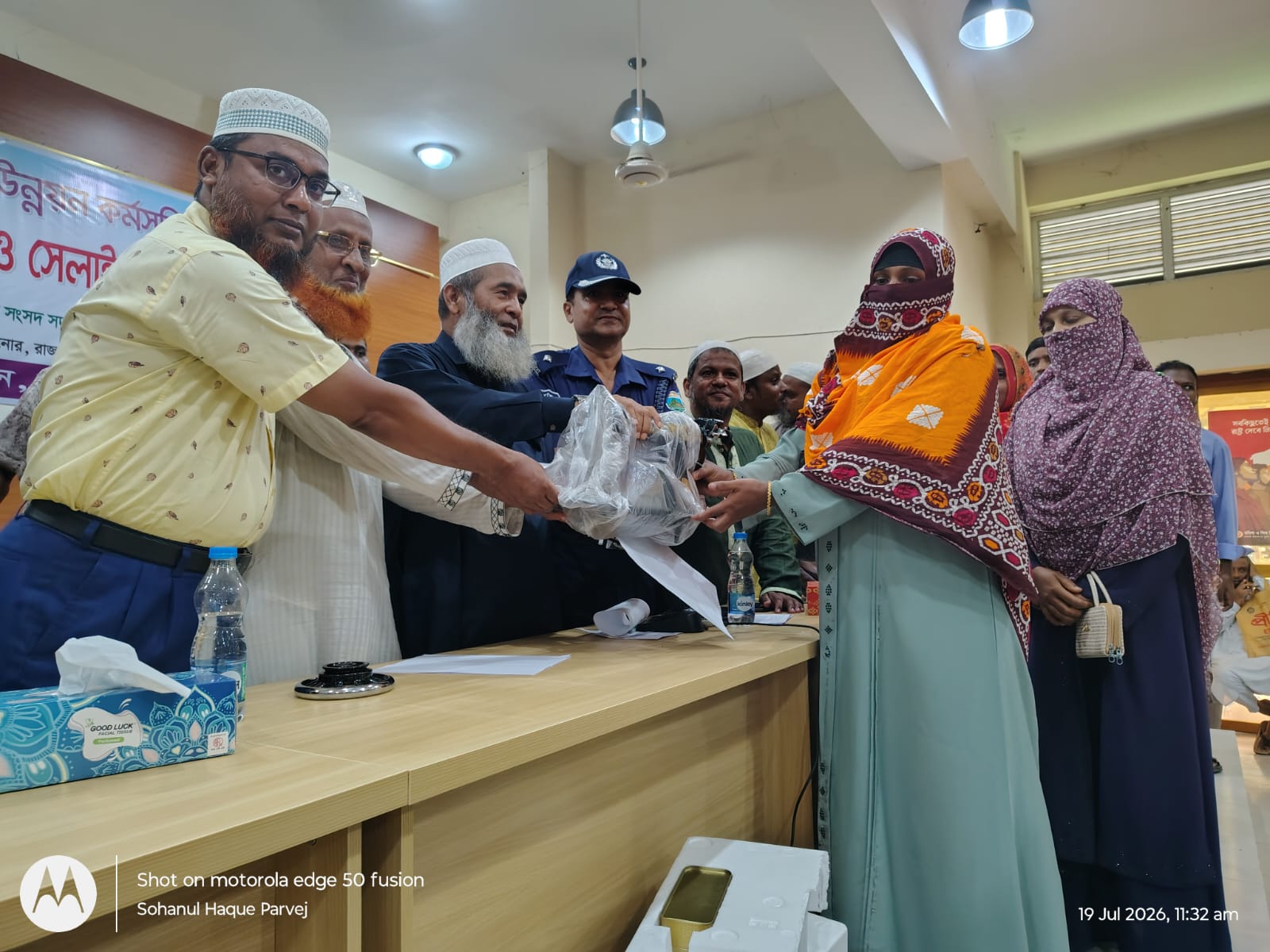 তানোরে উপকারভোগীদের মাঝে সিলিং ফ্যান, চেয়ার, টেবিল ও সেলাই মেশিন বিতরণ