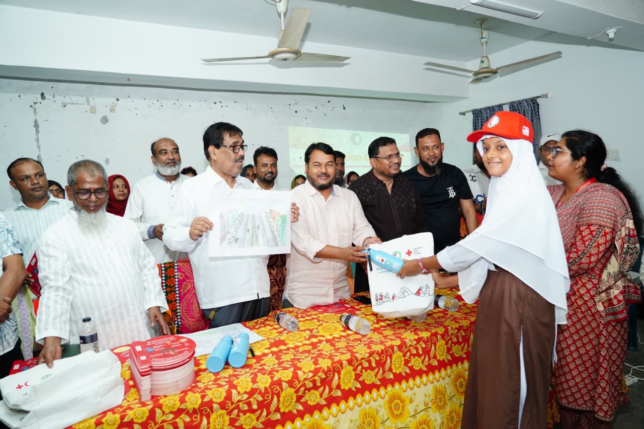 লুডু ও চিত্রাঙ্কন প্রতিযোগিতার পুরস্কার দিলেন রাসিক প্রশাসক