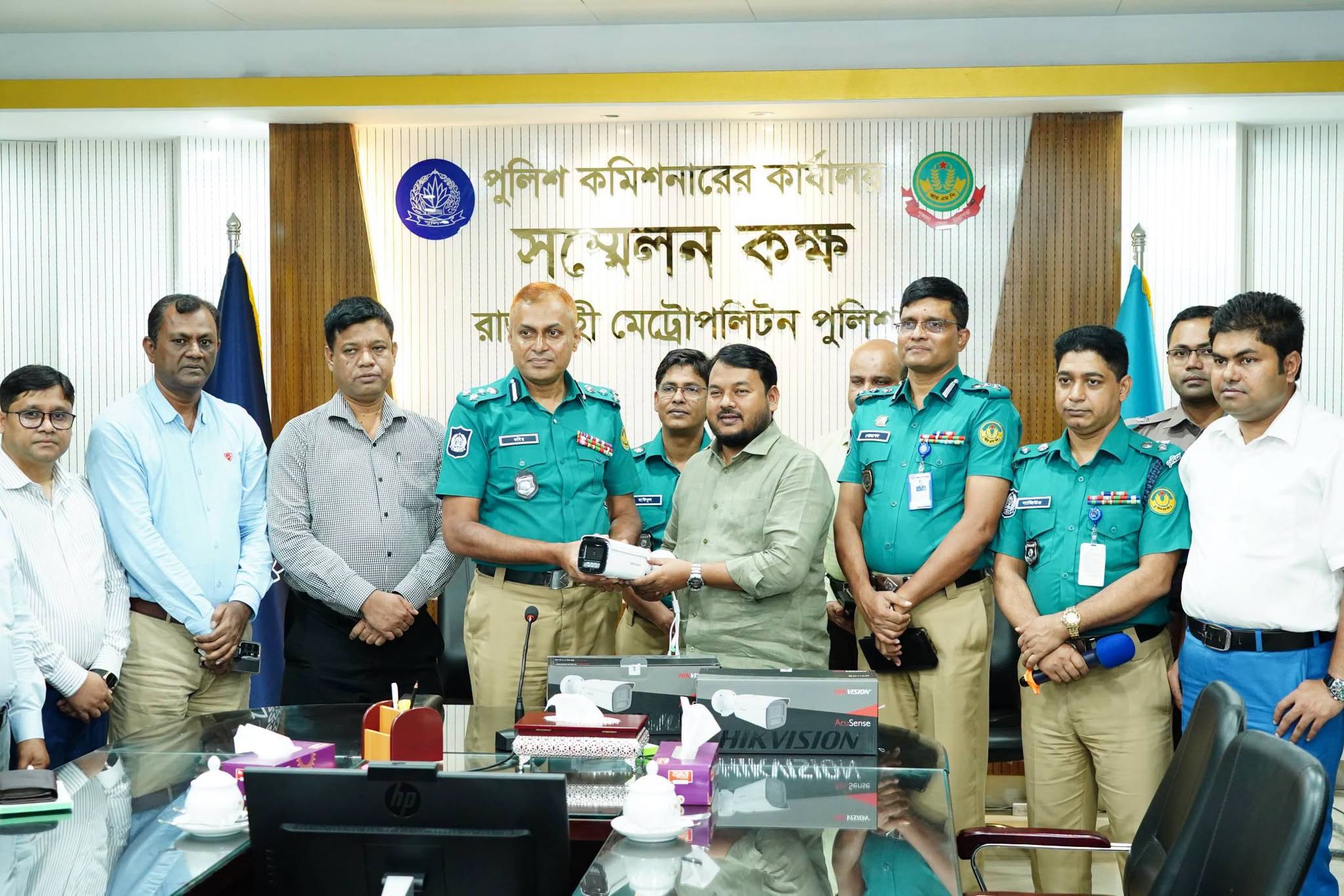 আরএমপির হাতে ১৫৫ আধুনিক সিসি ক্যামেরা তুলে দিল রাসিক