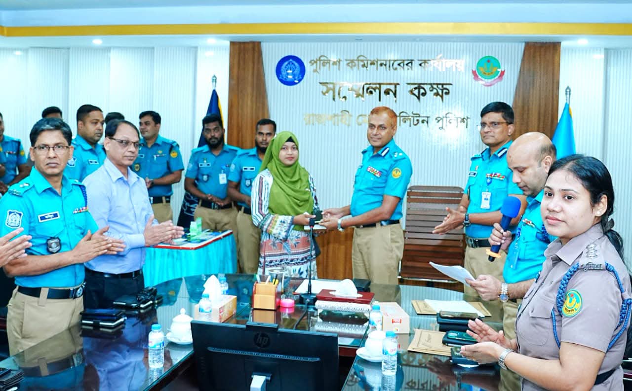 হারিয়ে যাওয়া ১২৫টি মোবাইল উদ্ধার করে মালিকদের ফিরিয়ে দিল আরএমপি
