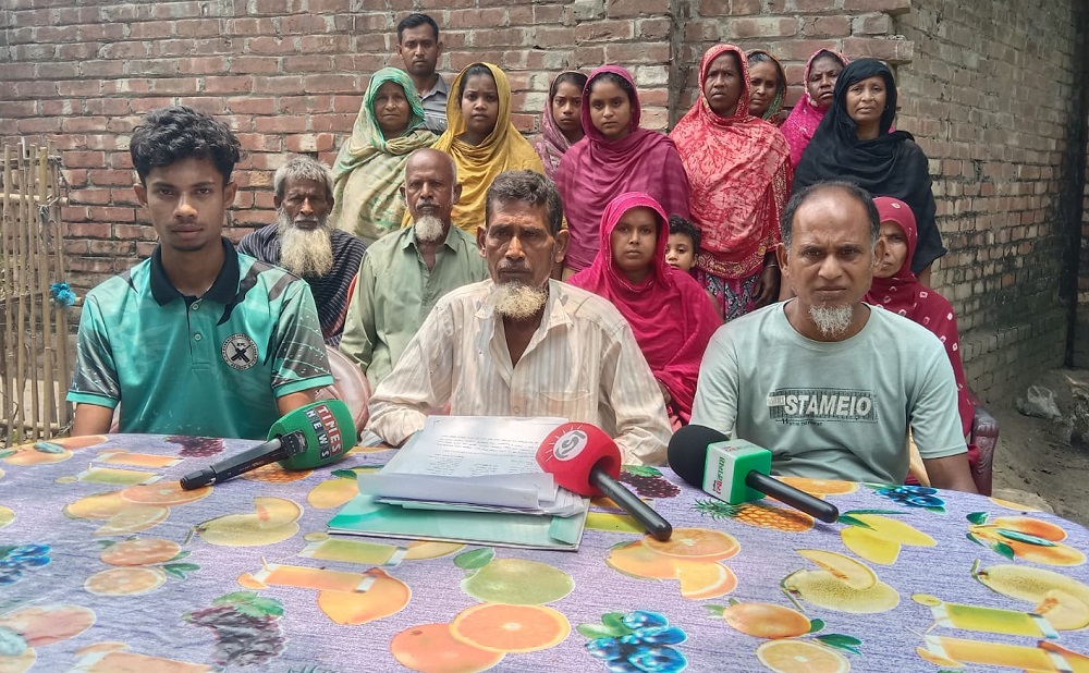 নওগাঁয় ভাগ্নীর দায়েরকৃত মিথ্যা মামলা প্রত্যাহারের দাবিতে মামার সংবাদ সম্মেলন