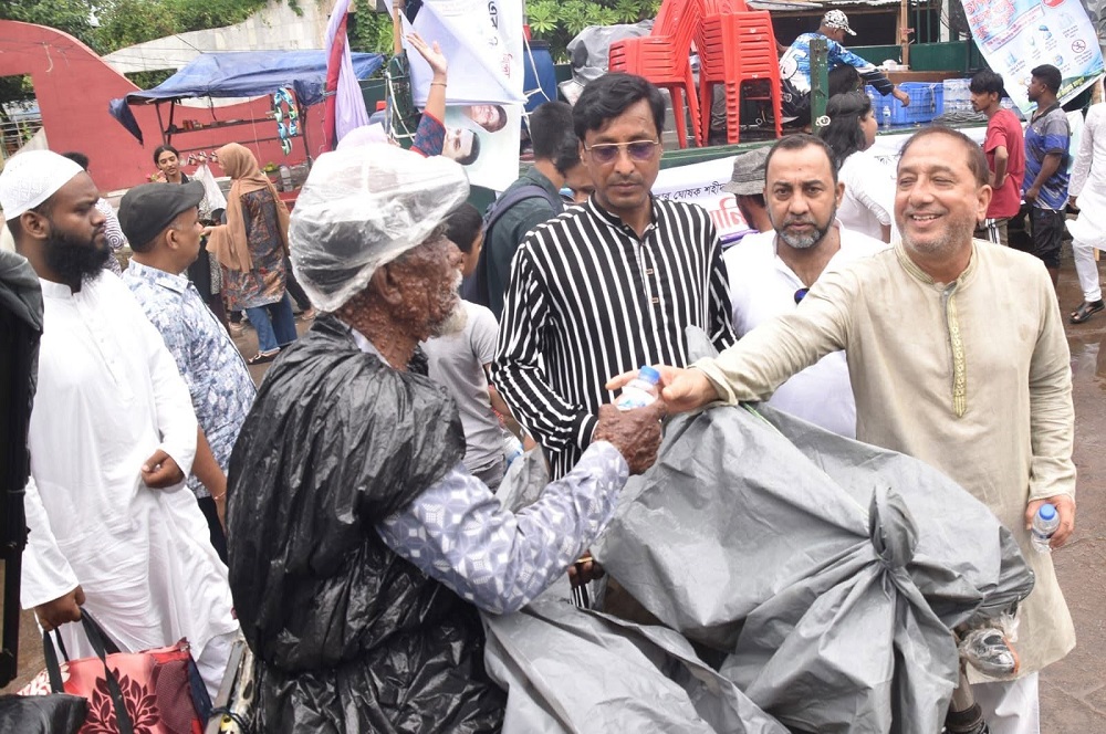 শহীদ রাষ্ট্রপতি জিয়াউর রহমানের শাহাদাতবার্ষিকী উপলক্ষে রাজশাহীতে জাসাসের স্যালাইন পানি বিতরণ