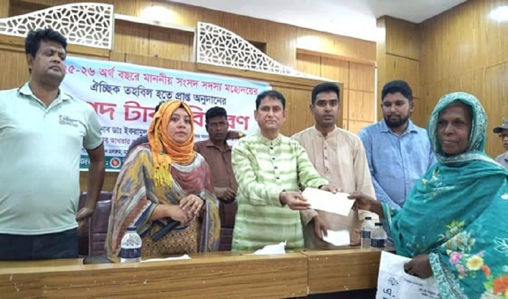 মান্দায় দুস্থ ও অসহায় মানুষের মাঝে অর্থ বিতরণ