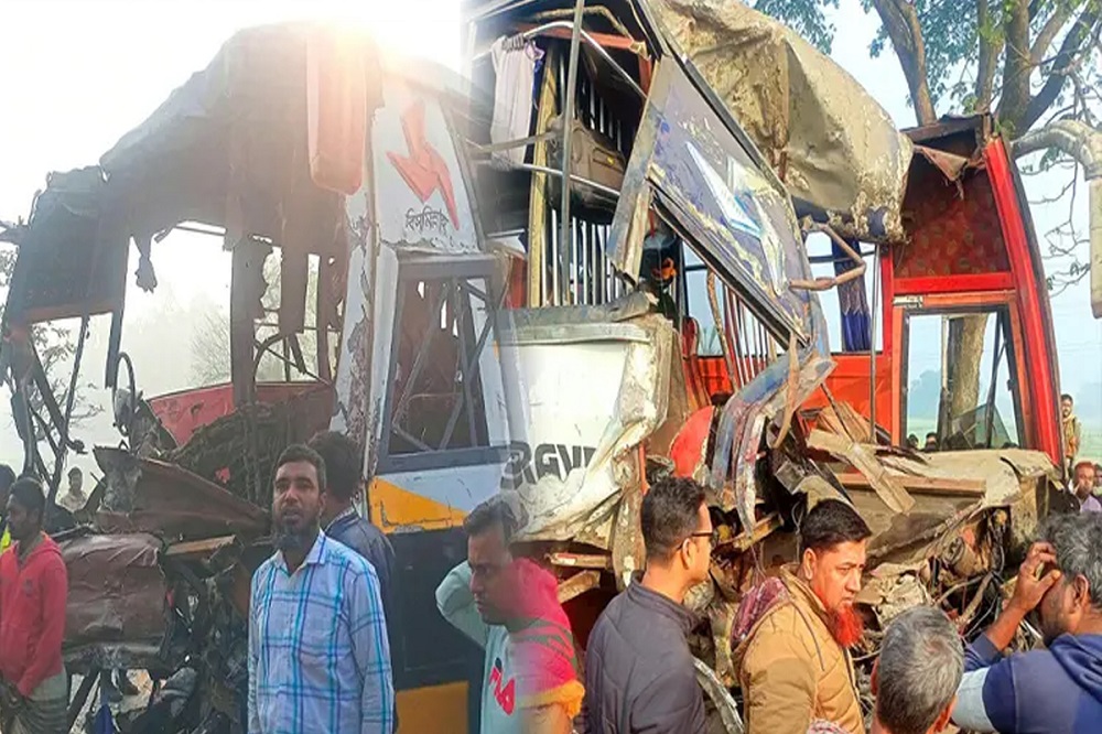 পাবনায় দুই বাসের মুখোমুখি সংঘর্ষে  নিহত ৪